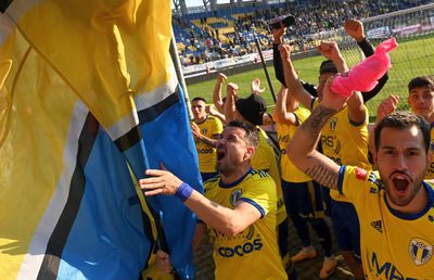 Imagini spectaculoase la Ploiești! Cu Budescu șef de galerie, „găzarii” au sărbătorit evitarea retrogradării ca pe un trofeu