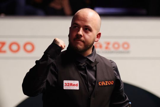 Belgianul Luca Brecel (28 de ani) a reușit cea mai mare revenire din istoria Campionatului Mondial de Snooker. Condus cu 14-5 de chinezul Si Jiahui (20 de ani), s-a impus, scor 17-15, și s-a calificat în finală.