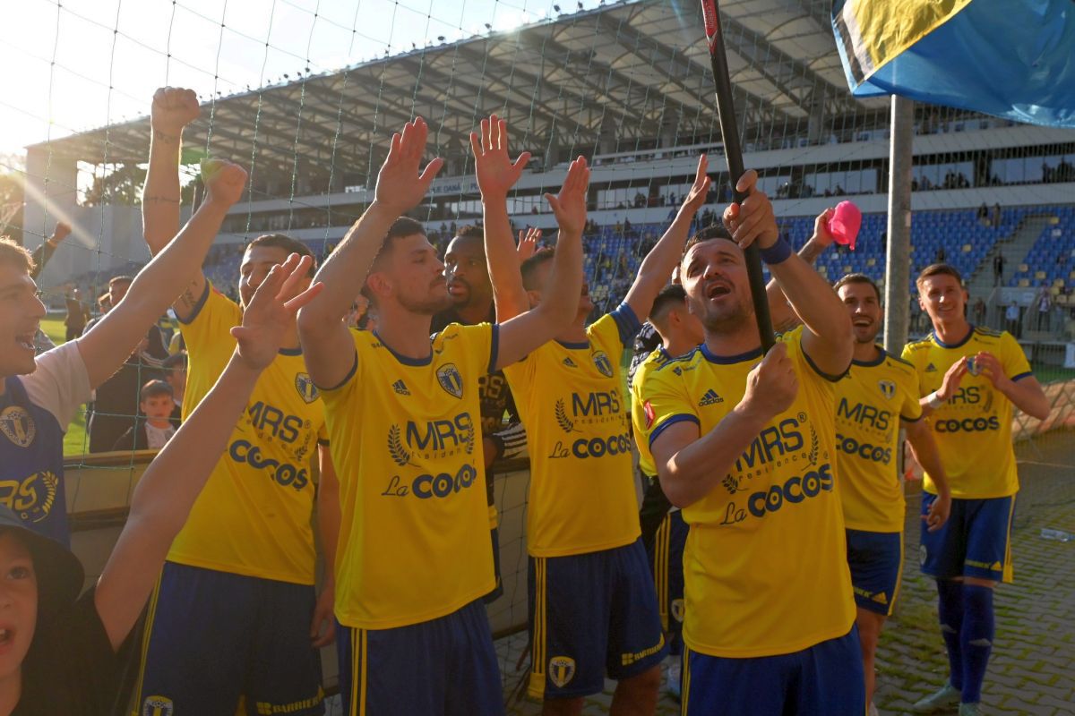 Imagini spectaculoase la Ploiești! Cu Budescu șef de galerie, „găzarii” au sărbătorit evitarea retrogradării ca pe un trofeu