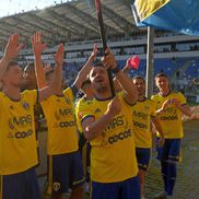 „Găzarii” au declanșat sărbătoarea după victoria cu Botoșani / FOTO: Răzvan Păsărică / Facebook@ Petrolul Ploiești
