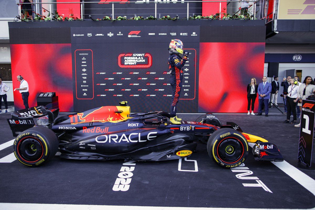 Perez câștigă cursa sprint din Azerbaidjan! Zi complicată pentru Max Verstappen: lovit la start, olandezul a fost un car de nervi