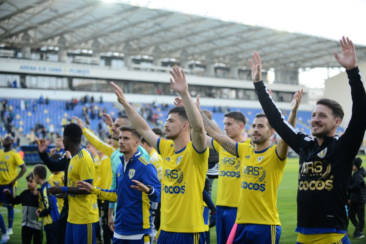 Imagini spectaculoase la Ploiești! Cu Budescu șef de galerie, „găzarii” au sărbătorit evitarea retrogradării ca pe un trofeu