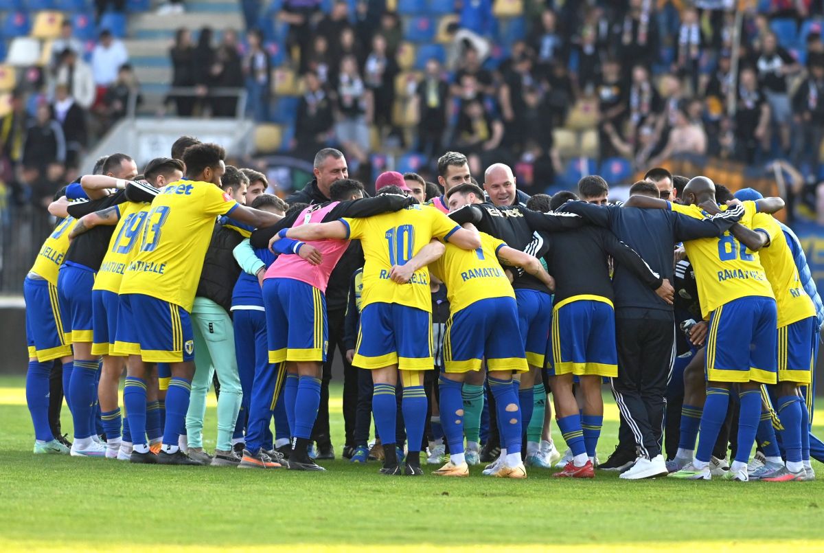 Imagini spectaculoase la Ploiești! Cu Budescu șef de galerie, „găzarii” au sărbătorit evitarea retrogradării ca pe un trofeu