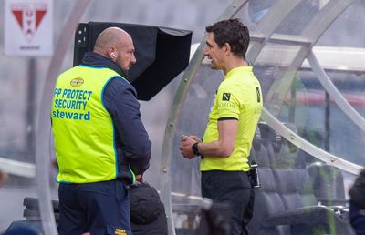 Arbitru de Superliga, ironizat în direct: „Parcă asculta muzică la căști. Uită-te pe teren!”