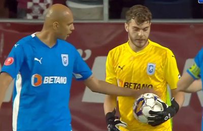 Gafă mare de arbitraj în Rapid - Universitatea Craiova! A atins mingea cu mâna, dar Hațegan nu a acordat penalty