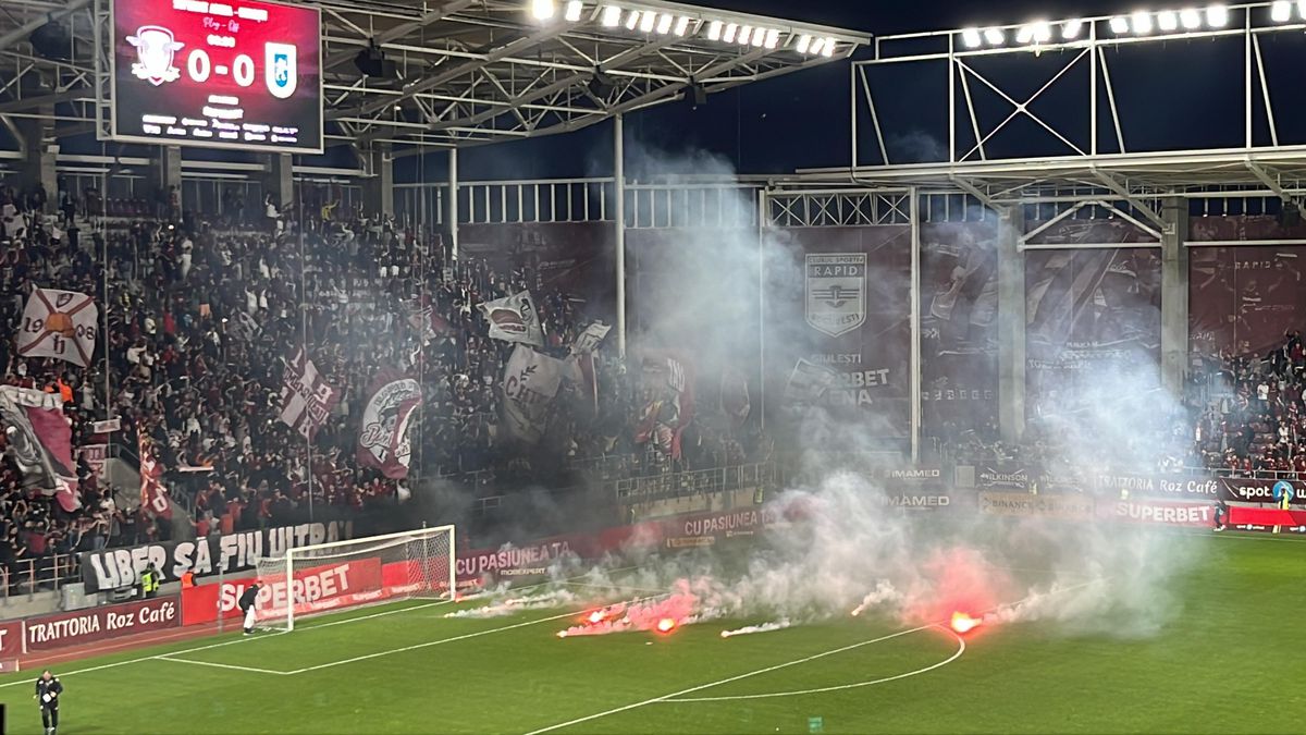 Fanii Rapidului au făcut un show pirotehnic, chiar dacă șeful galeriei este arestat din acest motiv + Cum a fost surprins în tribune Daniel Niculae, cercetat în aceeași speță