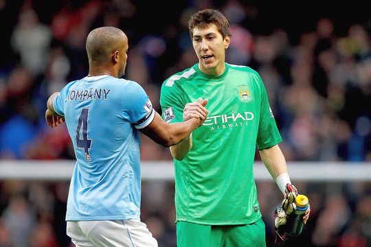 Costel Pantilimon, în perioada de la City, alături de Vincent Kompany // foto: Imago Images