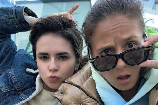 Daria Kasatkina (cu ochelari) și iubita ei, Natalia Zabiiako