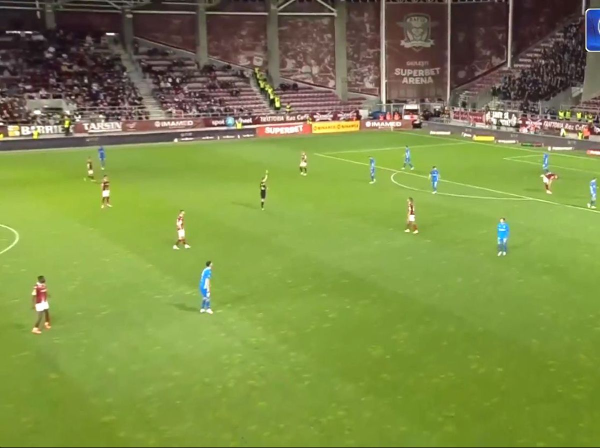 Gafă mare de arbitraj în Rapid - Universitatea Craiova! A atins mingea cu mâna, dar Hațegan nu a acordat penalty