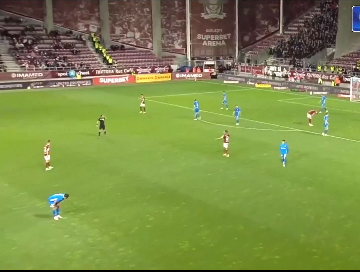 Gafă mare de arbitraj în Rapid - Universitatea Craiova! A atins mingea cu mâna, dar Hațegan nu a acordat penalty