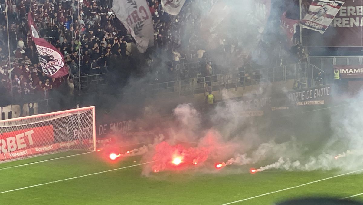 Fanii Rapidului au făcut un show pirotehnic, chiar dacă șeful galeriei este arestat din acest motiv + Cum a fost surprins în tribune Daniel Niculae, cercetat în aceeași speță