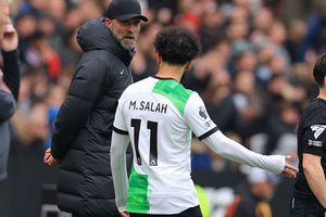 Un fost fundaș al lui Liverpool îl atacă pe Salah: „A fost un prost și l-a ofensat pe Klopp”. Un ex-atacant îi ia însă apărarea: „Sigur i-a zis ceva și l-a iritat!”