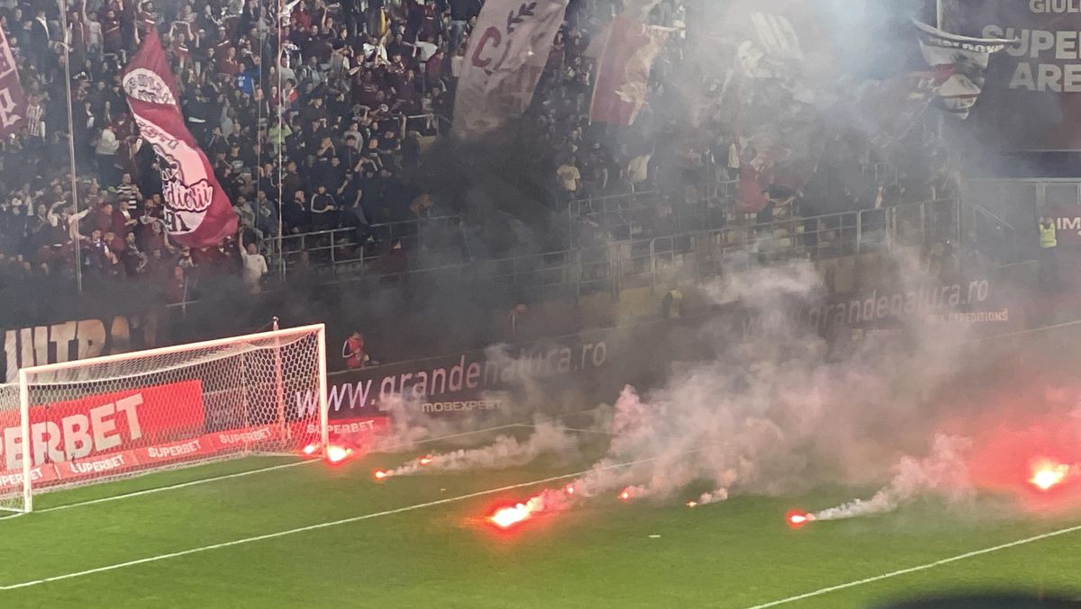 Fanii Rapidului au făcut un show pirotehnic, chiar dacă șeful galeriei este arestat din acest motiv + Cum a fost surprins în tribune Daniel Niculae, cercetat în aceeași speță