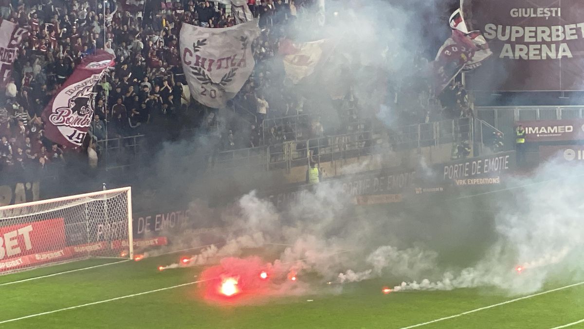 Suporterii rapidiști au aruncat cu torțe înaintea meciului cu Craiova