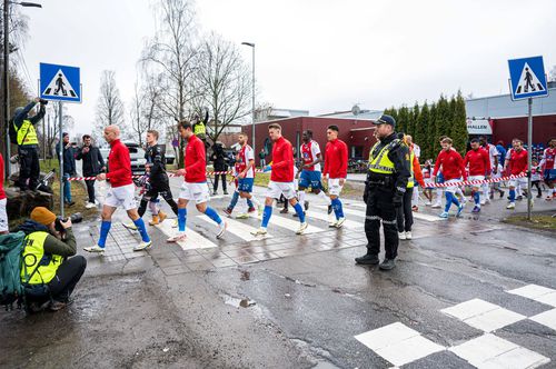 Drumul de la vestiare la stadion se face în Norvegia pe trecerea de pietoni / Foto: Imago