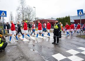 Echipele care vin să joace pe stadionul nou-promovatei trebuie să traverseze strada pentru a ajunge de la vestiare la teren!
