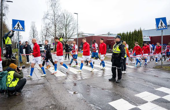 Echipele care vin să joace pe stadionul nou-promovatei trebuie să traverseze strada pentru a ajunge de la vestiare la teren!