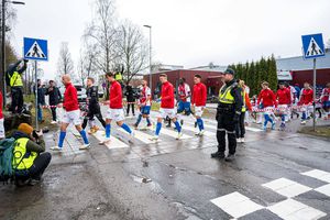 Echipele care vin să joace pe stadionul de lângă Oslo al unei nou promovate trebuie să traverseze strada pentru a ajunge de la vestiare la teren!