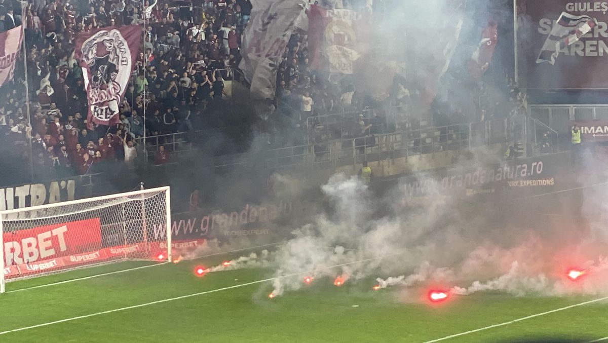 Suporterii rapidiști au aruncat cu torțe înaintea meciului cu Craiova