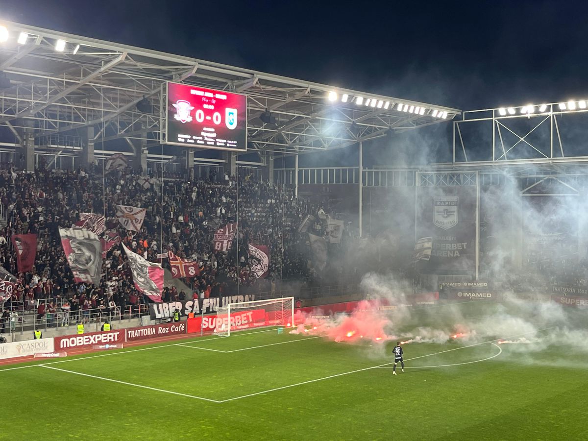 Suporterii rapidiști au aruncat cu torțe înaintea meciului cu Craiova