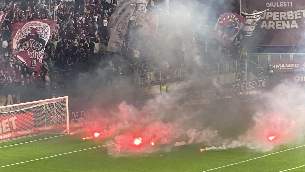 Suporterii rapidiști au aruncat cu torțe înaintea meciului cu Craiova