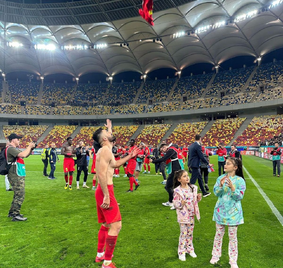 Valentin Crețu, campionul modest de la FCSB » Familist convins, departe de lumina reflectoarelor și brizbrizuri + locuiește în blamatul Militari Residence