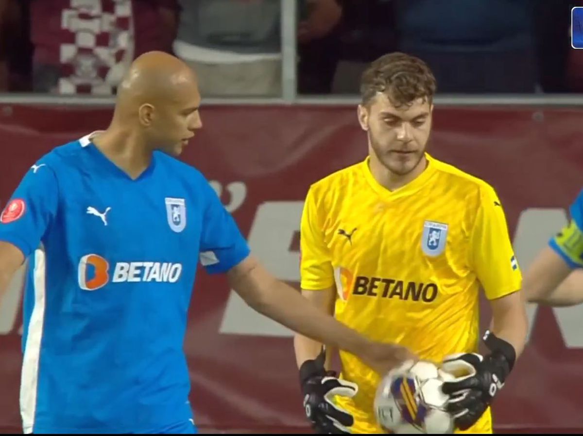 Gafă mare de arbitraj în Rapid - Universitatea Craiova! A atins mingea cu mâna, dar Hațegan nu a acordat penalty