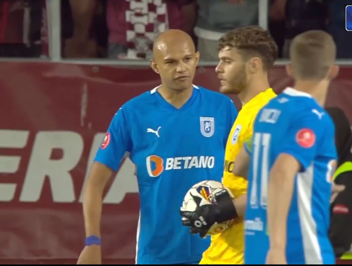 Gafă mare de arbitraj în Rapid - Universitatea Craiova! A atins mingea cu mâna, dar Hațegan nu a acordat penalty