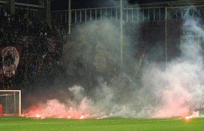 Fanii Rapidului au făcut un show pirotehnic, chiar dacă șeful galeriei este arestat din acest motiv + Cum a fost surprins în tribune Daniel Niculae, cercetat în aceeași speță