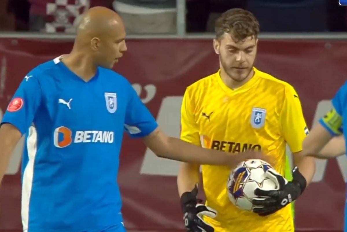 Gafă mare de arbitraj în Rapid - Universitatea Craiova! A atins mingea cu mâna, dar Hațegan nu a acordat penalty