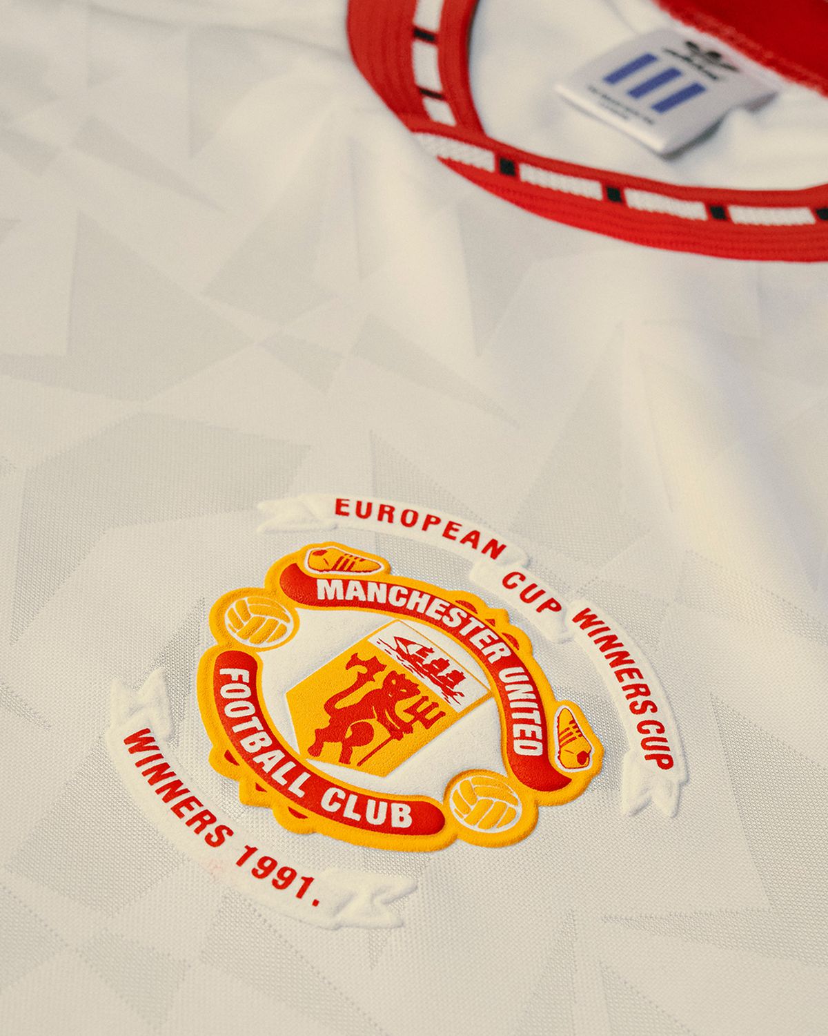 Fanii au luat foc când au văzut tricoul retro lansat de Manchester United: „Mai multe produse decât victorii” » Are un preț uriaș