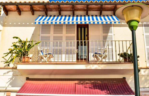 Eleganță și funcționalitate – modele de copertine retractabile pentru terase și balcoane