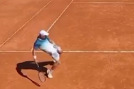 Scene șocante pe un teren de tenis din Spania: un jucător a făcut gesturi obscene la adresa arbitrului
