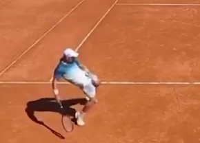 Scene șocante pe un teren de tenis din Spania: un jucător a făcut gesturi obscene la adresa arbitrului