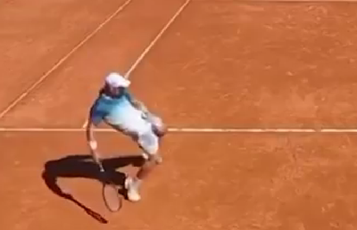 Scene șocante pe un teren de tenis din Spania: un jucător a făcut gesturi obscene la adresa arbitrului