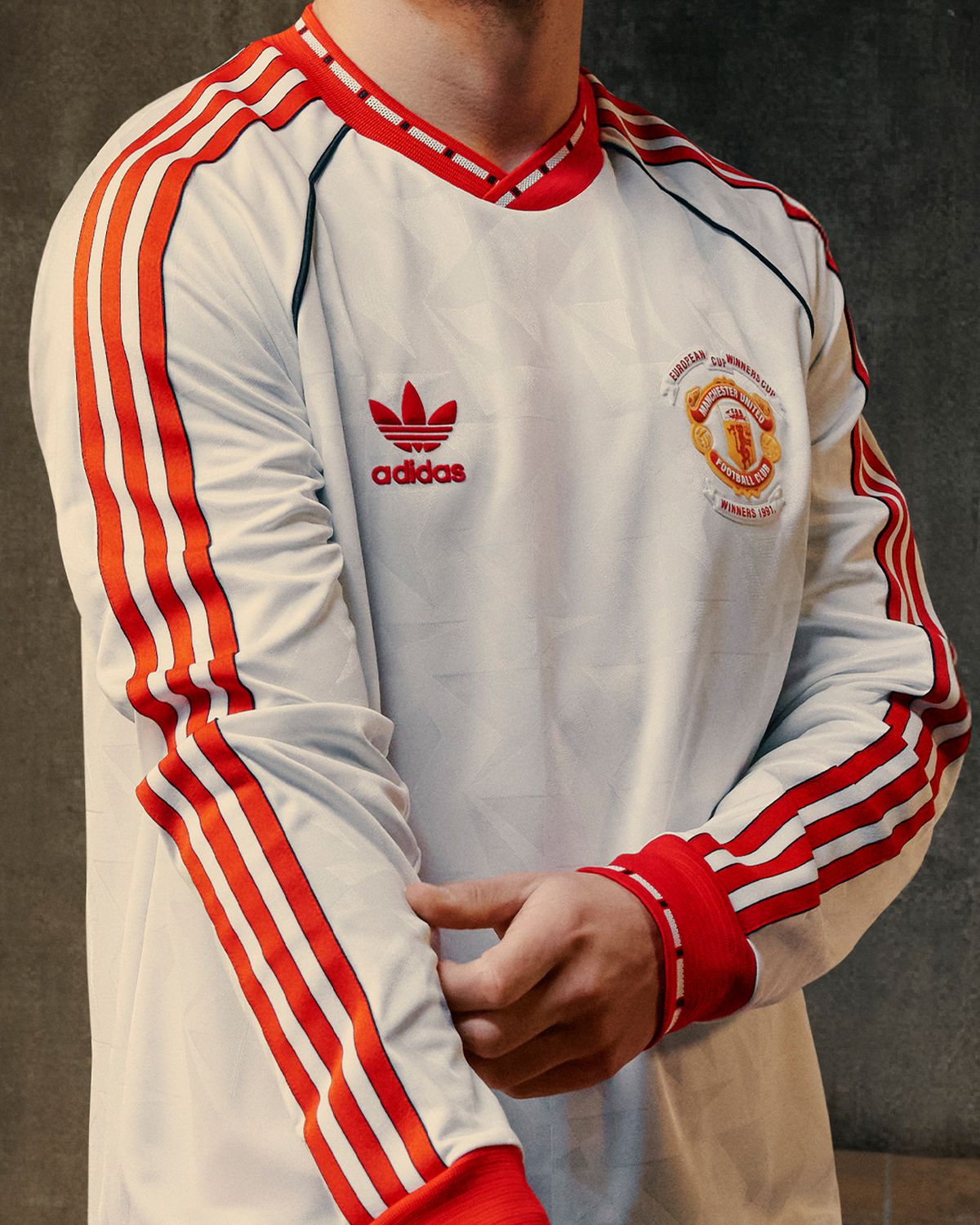 Fanii au luat foc când au văzut tricoul retro lansat de Manchester United: „Mai multe produse decât victorii” » Are un preț uriaș