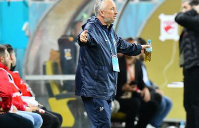 Dan Petrescu o lovește cu manta pe FCSB: „Mingi pe sus, jucătorii pe jos” » De ce bea ceai în timpul meciurilor, care e situația lui Louis Munteanu