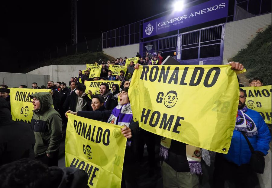 Pancartele pregătite de fanii lui Valladolid pentru a-l contesta din niu vehement pe patronul Ronaldo / Foto: X Protest de masă împotriva lui Ronaldo! » Ce surpriză i-au pregătit suporterii pentru meciul de sâmbătă seară