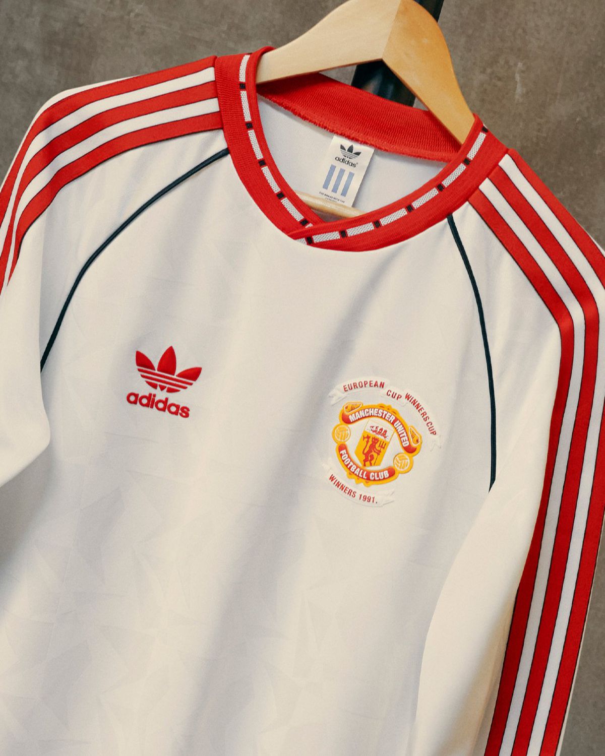 Fanii au luat foc când au văzut tricoul retro lansat de Manchester United: „Mai multe produse decât victorii” » Are un preț uriaș