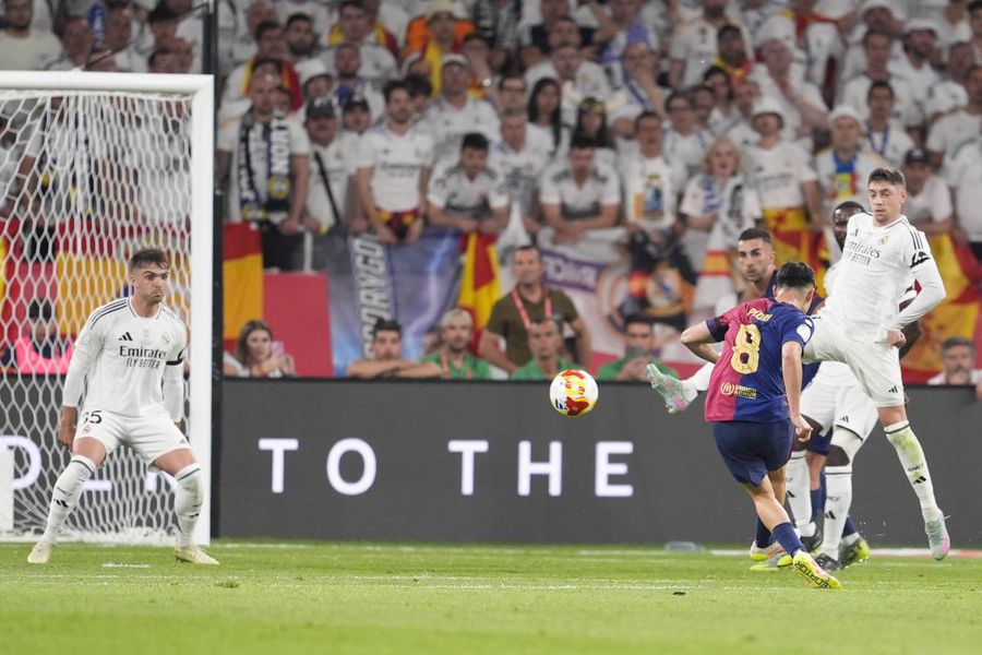 Pedri și bijuteria de gol marcat cu un șut de la marginea careului, imparabil pentru Thibaut Courtois / Foto: Imago Refuzat de Real Madrid, strălucește acum la Barcelona » „M-a durut, dar a fost un semn al destinului! Așa am ajuns la clubul vieții mele”