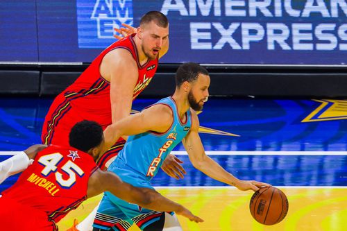 Steph Curry, urmărit de Nikola Jokic și Donovan Mitchell la NBA All-Star Game 2025/Foto: Imago Images