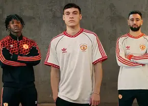 Fanii au luat foc când au văzut tricoul retro lansat de Manchester United: „Mai multe produse decât victorii” » Are un preț uriaș