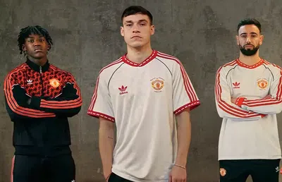 Fanii au luat foc când au văzut tricoul retro lansat de Manchester United: „Mai multe produse decât victorii” » Are un preț uriaș