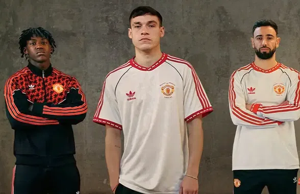 Fanii au luat foc când au văzut tricoul retro lansat de Manchester United: „Mai multe produse decât victorii” » Are un preț uriaș