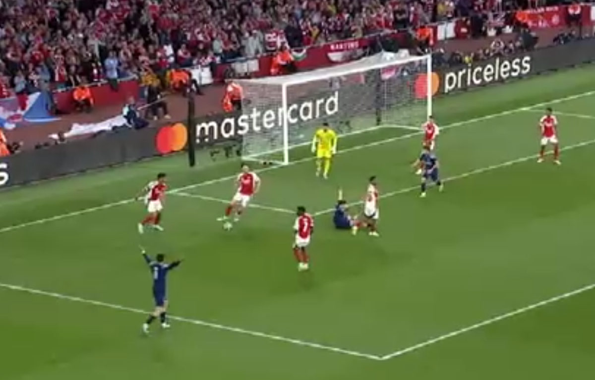 Keith Hackett spune că PSG putea primi penalty în meciul cu Arsenal