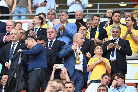 Marcel Ciolacu și Sorin Grindeanu, ministrul Transporturilor, în tribună la Munchen, la România - Ucraina, Euro 2024, alături de Răzvan Burleanu și, în spate, Mircea Lucescu. Foto: Imago