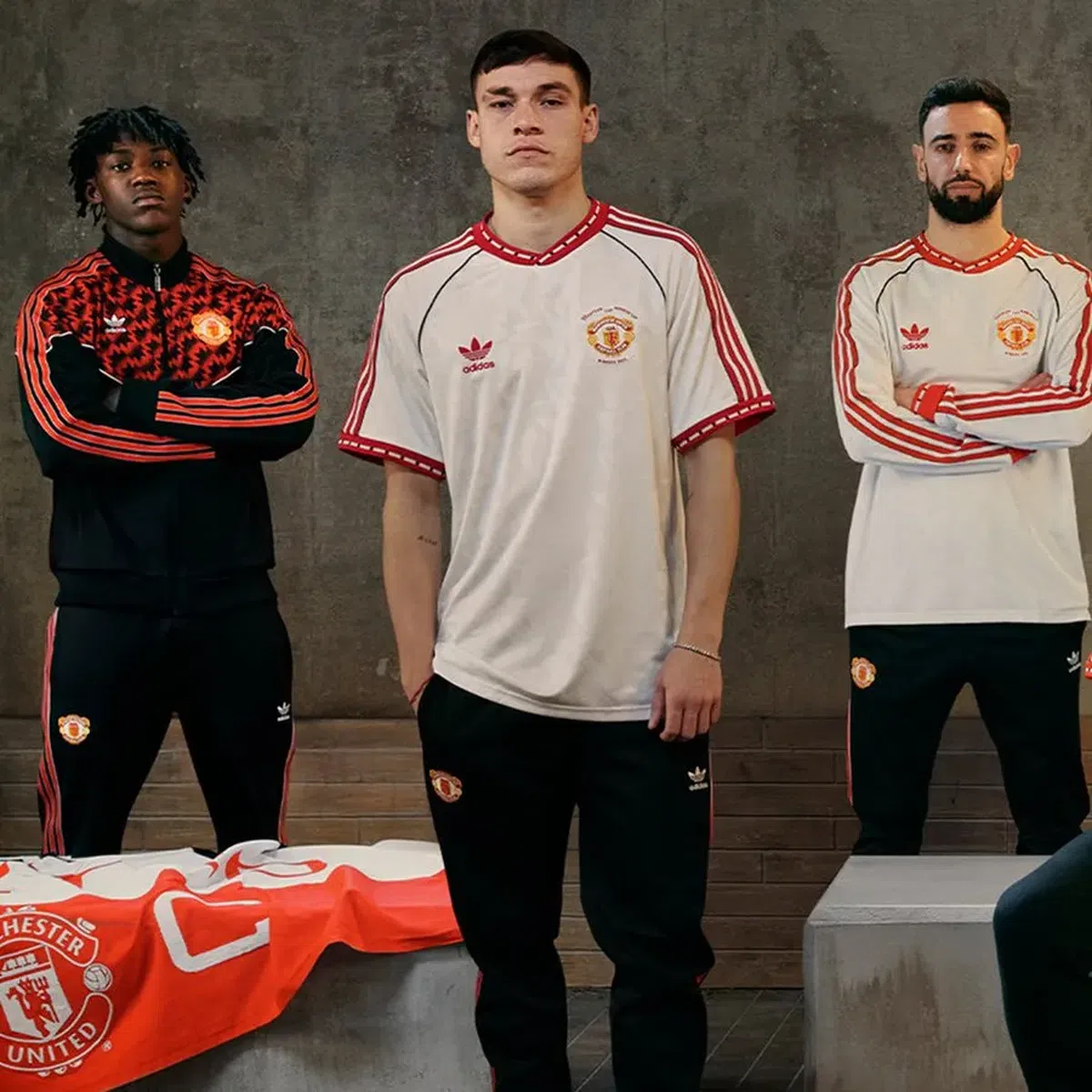 Fanii au luat foc când au văzut tricoul retro lansat de Manchester United: „Mai multe produse decât victorii” » Are un preț uriaș