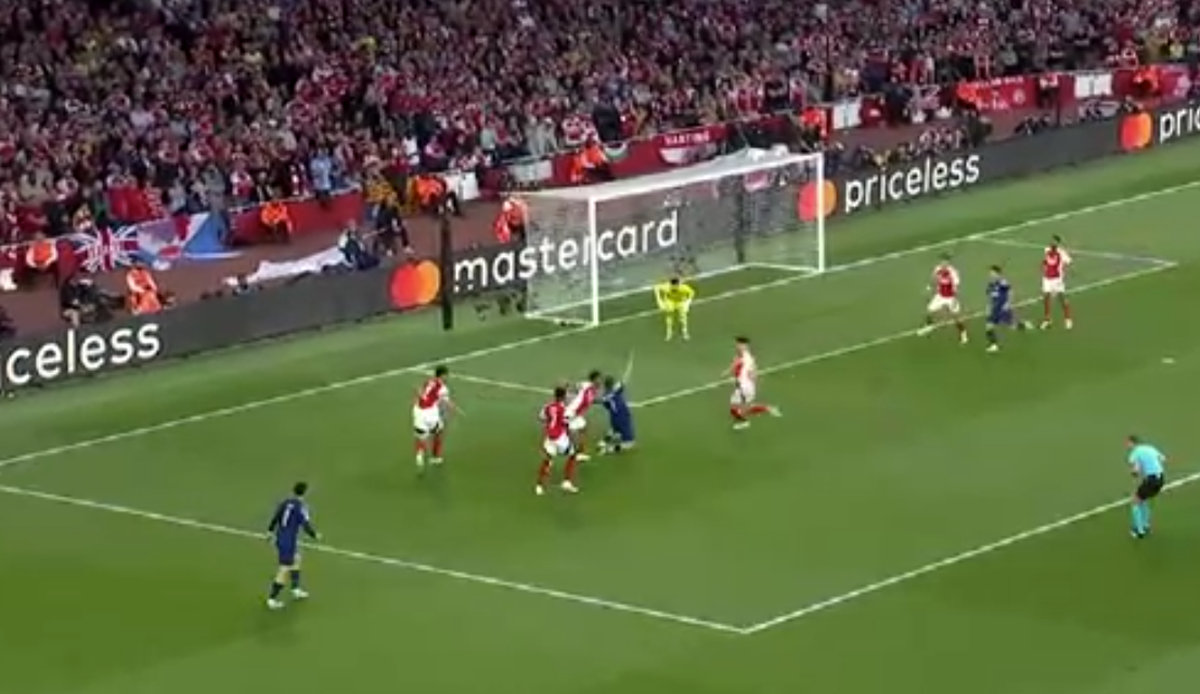 Verdictul surprinzător dat de specialistul englez, după faza la care PSG a cerut penalty în meciul cu Arsenal: „Mă întreb de ce VAR-ul nu a intervenit”