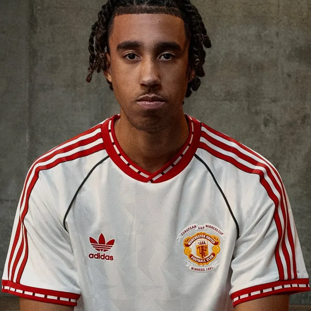 Fanii au luat foc când au văzut tricoul retro lansat de Manchester United: „Mai multe produse decât victorii” » Are un preț uriaș