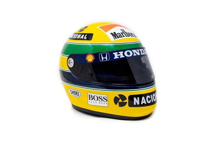 Casca purtată de Ayrton Senna în weekend-ul în care i-a salvat viața lui Erik Comas a fost vândută la licitație